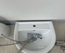 Pedestal sinks