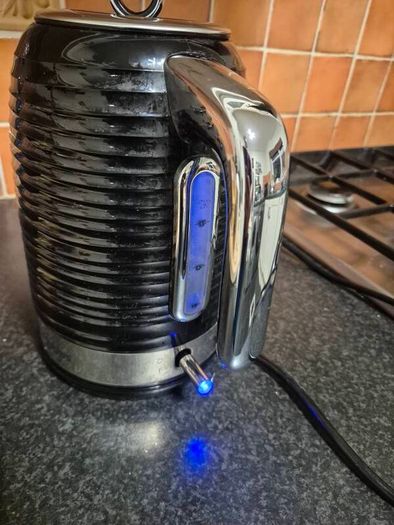 ELectric Kettle Russel Hobbs excellent condn