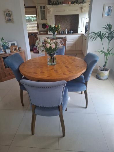 Solid wood round table with parquet top