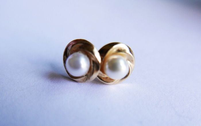Vintage Solid 9ct Yellow Gold 375 Pearl Earrings.  08g.