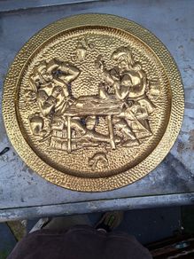 Large Brass Wall Charger Old World Pub Scene, Embossed Tavern scene of 17th-century Pubs. This is a striking brass wall hanging, with an Old World pub scene. It is pressed hammered brass. The raised relief image features a pair of men in Old World dress, 