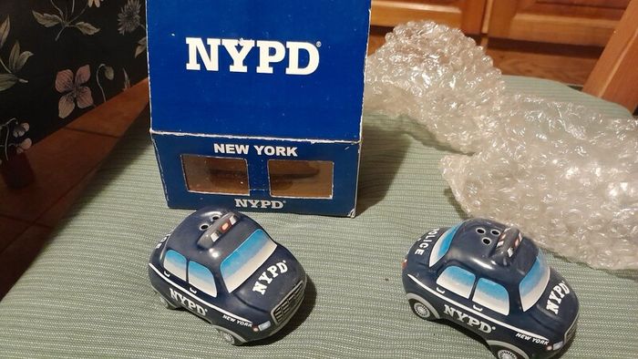 New York NYPD Salt and pepper set. New and unused