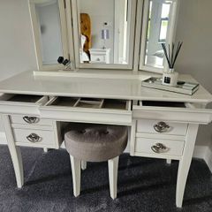 2 Lockers/Dressing table