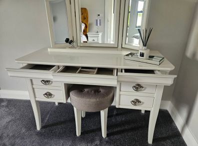 2 Lockers/Dressing table