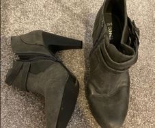 ladies boots size 5 never worn