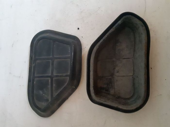 2009 Audi A4 B8 Right And Left  Front Suspension Strut Cover