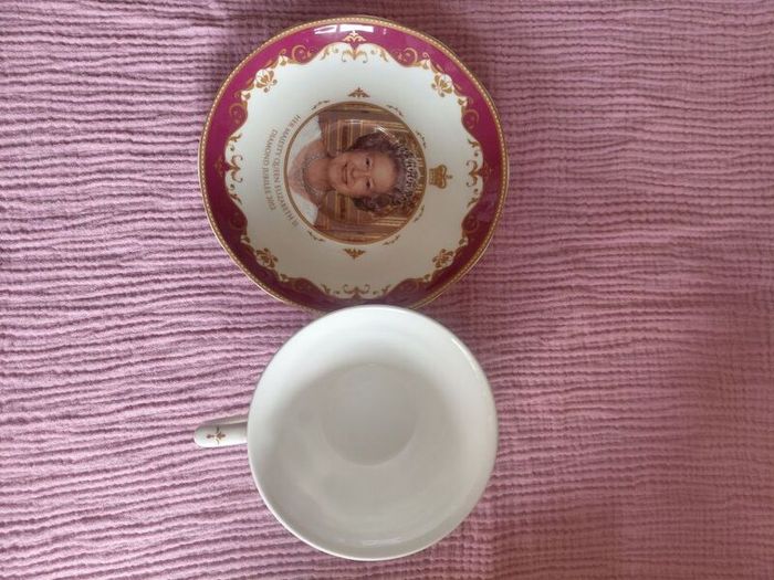 Queen Elizabeth II The Royal Crest, Tea & Saucer Set