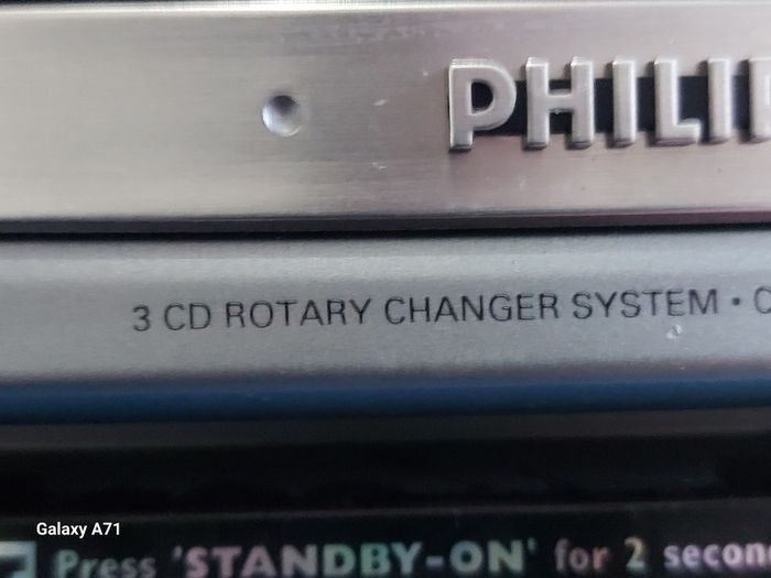 Philips Mini HIFI Systejm, Model FW530C, Radio, 3 CD changer and Dual Tape, in excellent cosmetic condition