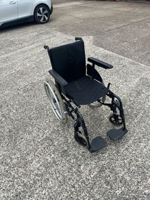 Manual folding wheelchair