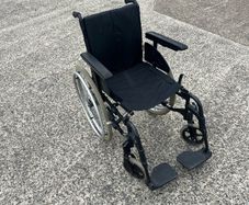 Manual folding wheelchair