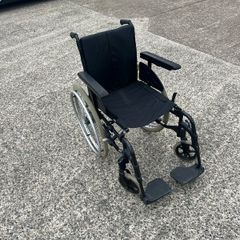 Manual folding wheelchair