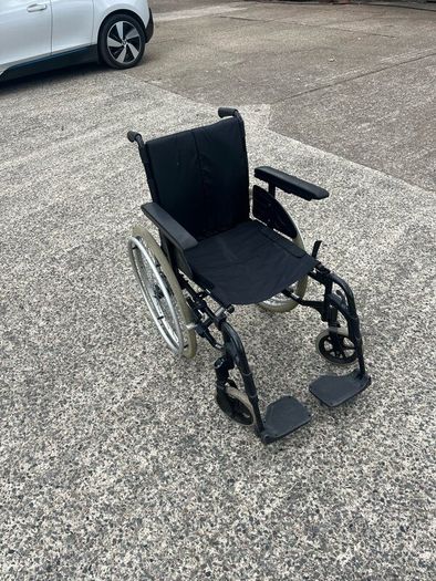 Manual folding wheelchair