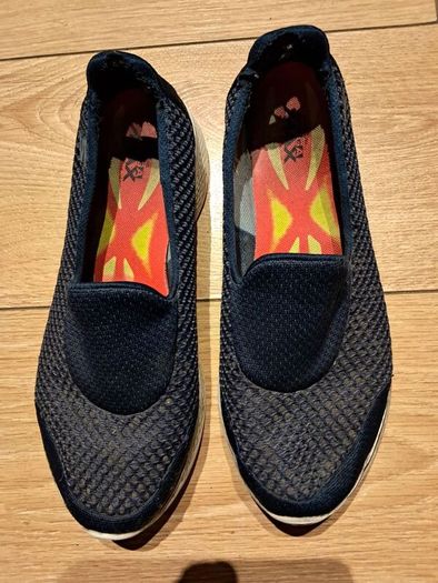 Women's Sketchers Shoes X 2
