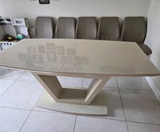 Extandable dining table with 6 chairs