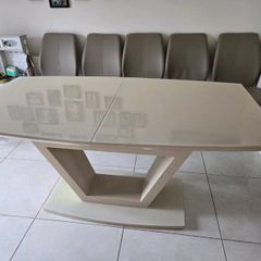 Extandable dining table with 6 chairs