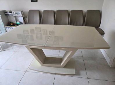 Extandable dining table with 6 chairs