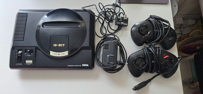 Sega Megadrive 1 + 2 Controllers + 18 Games