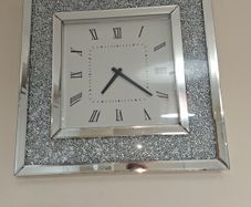 Crushed diamond clock