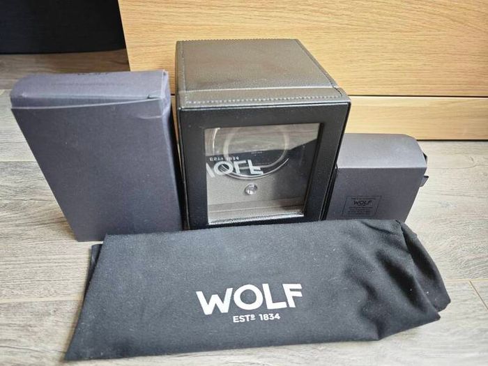 Wolf Watch Winder and accessories