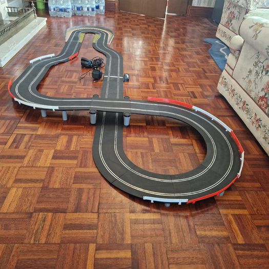 Scalextric Mountain Drive Set: Jaguar Challenge Edition