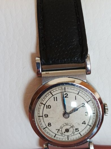 very old manual Foreign watch. Leather strap. Working. Beautiful 15 Jewels manual wind movement Swiss made .