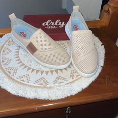 Flat shoes