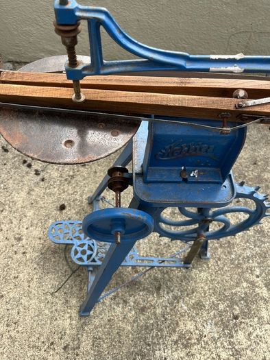 Vintage treadle fret saw. Needs blade