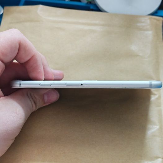 Apple iPhone 6 - 16GB - Silver - Cracked Screen - Activation Locked (For Parts / Repair)