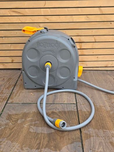 Hozelock Compact Hose Reel 2415 with Hose, Fittings & Wall Brackets