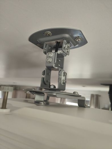 Projector ceiling mount