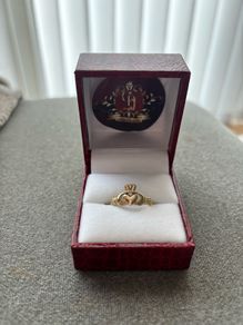 9ct gold claddagh ring