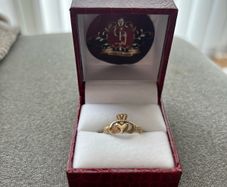 9ct gold claddagh ring