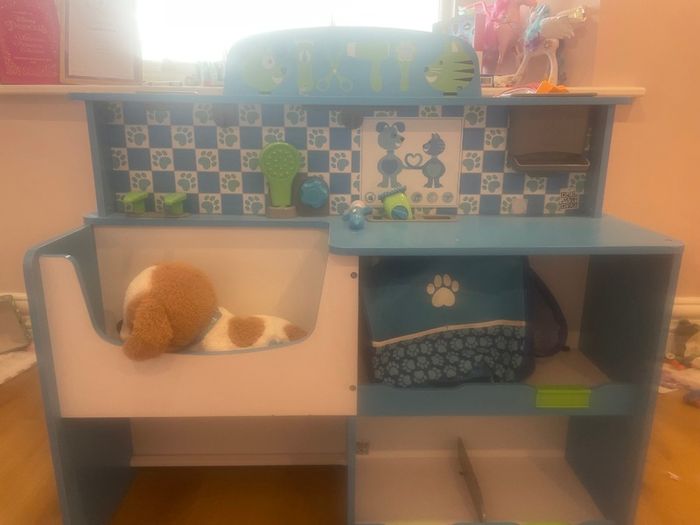 Wooden vet centre by Melissa and Doug