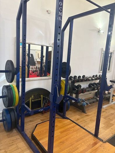 Squat rack and pull up bar, lifting platform