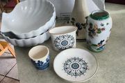 6 diferent items.Nmber 1 to 6 . 1- Scallop Shell White Ceramic/Porcelain Serving Plates - Set of 2 - Heavy. 28.00 euro-2- STONEWARE JACKSON POTTERY candle holder 18.00 euro - 3-  vintage ceramic egg cup or small container featuring the Willow pattern by A