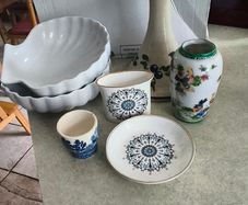 6 diferent items. 1-Scallop Shell White Ceramic/Porcelain Serving Plates - Set of 2 - Heavy. 28.00 euro-2- STONEWARE JACKSON POTTERY candle holder 18.00 euro - 3-  vintage ceramic egg cup or small container featuring the Willow pattern by Arklow Pottery i