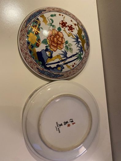 Japanese Imari ware  large 6 inch lidded dish