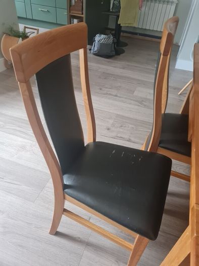 kitchen wooden table extendable in VGC with leather chairs