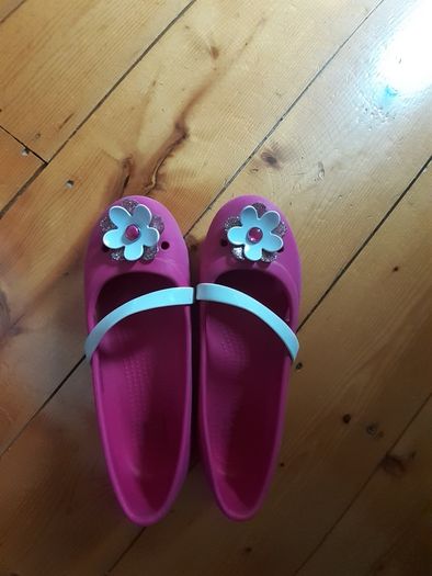 girls pink crocs