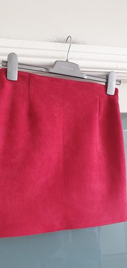 BERSHKA faux suede raspberry ruffle mini skirt Sz S (6-8UK) - Bnwot