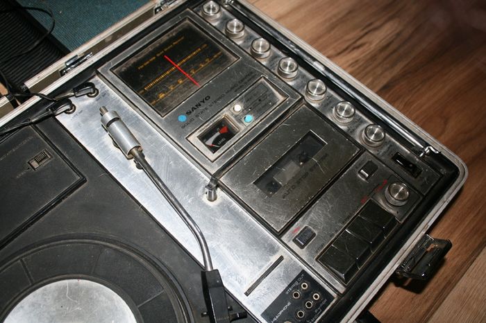 Vintage Sanyo Portable Briefcase Stereo Music Centre MODEL G - 2615N (in working order)