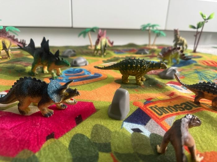 Large dinosaur play may, figures - free postage
