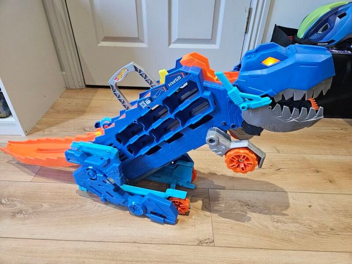 Hot Wheels City Let's Race Ultimate T-Rex Transporter Playset