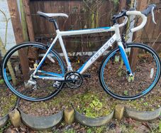 Carrera Virtuoso 700x25c wheels 21.5 inch frame 16 speed