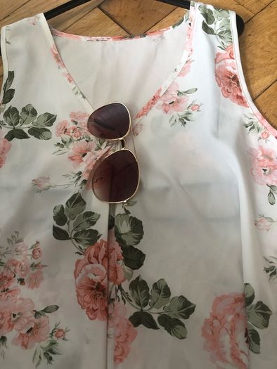ladies top & sun glasses
