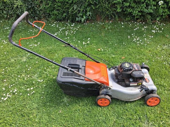 petrol lawnmower / REDUCED