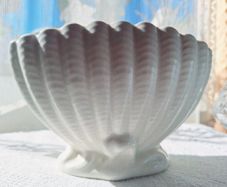 Beautiful Sylvac shell mantle vase
