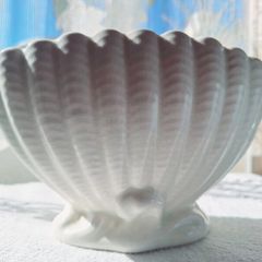 Beautiful Sylvac shell mantle vase