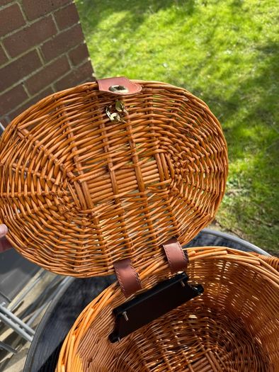 Rattan bicycle basket with lid