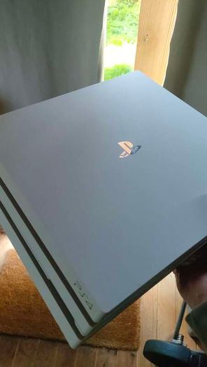 PS4 Pro white